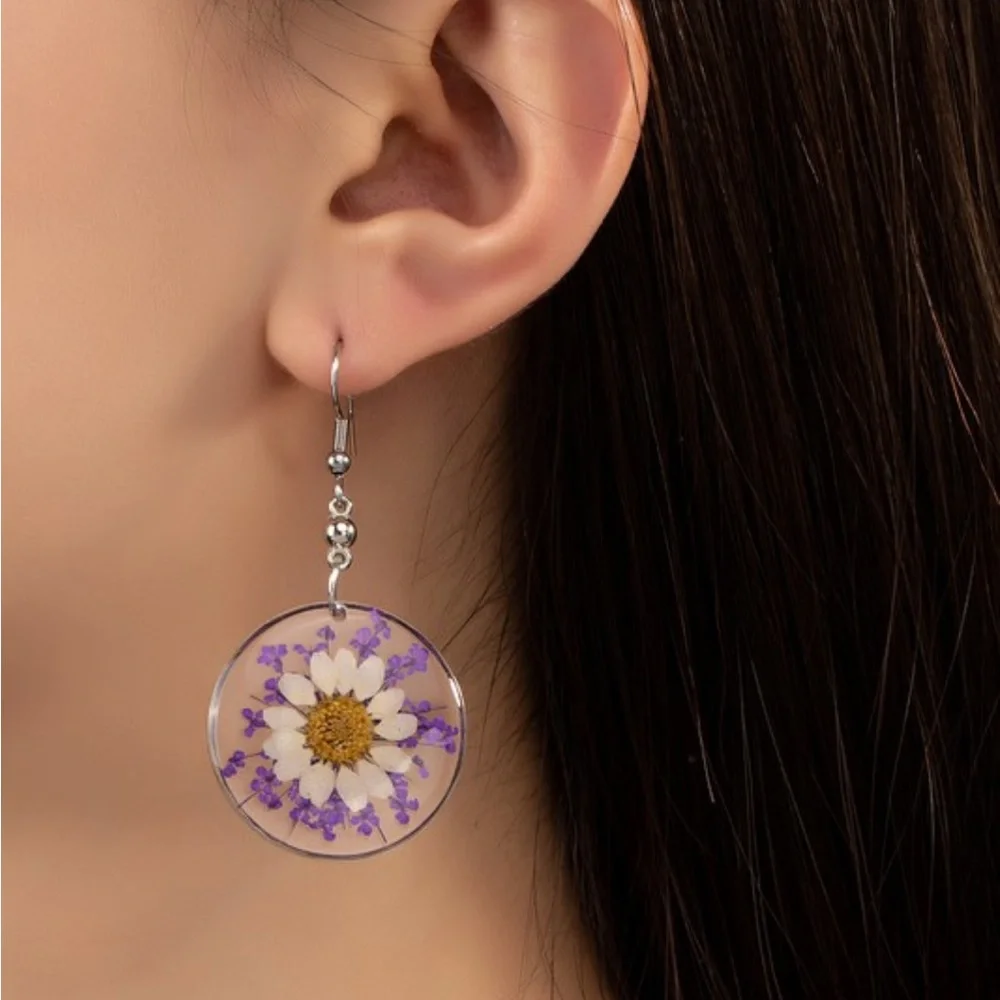 New Handmade Dried and Pressed Flower Resin Disk Earrings - Picture 3 of 17